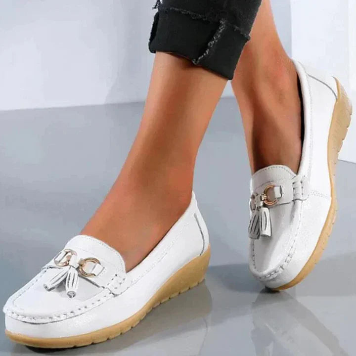 Mocasines bajos sin cordones para mujer con detalle de flecos, elegantes y cómodos para el día a día – Blanco