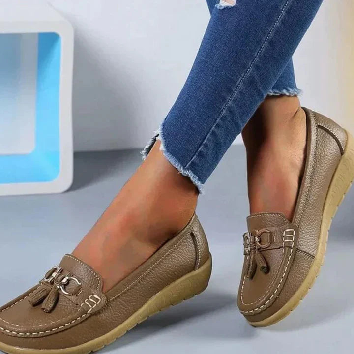 Mocasines bajos sin cordones para mujer con detalle de flecos, elegantes y cómodos para el día a día – Blanco