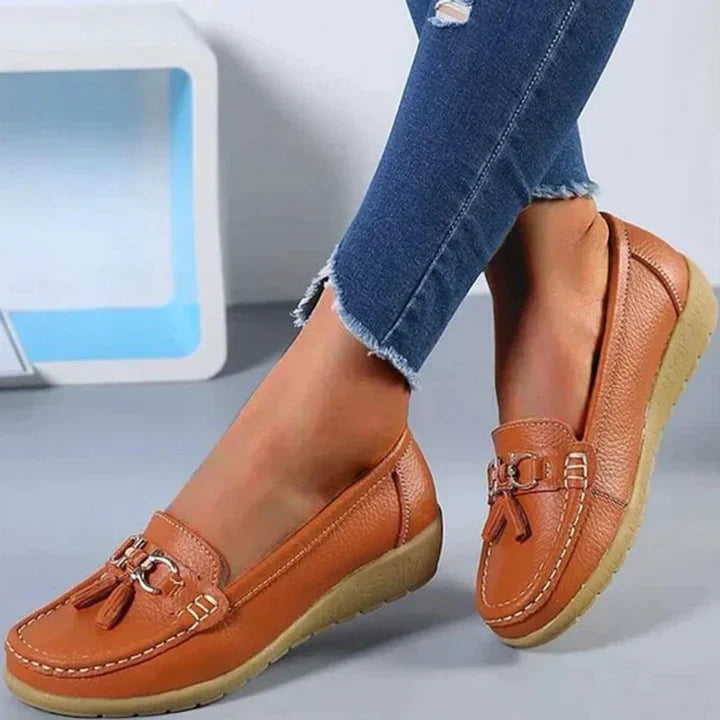 Mocasines bajos sin cordones para mujer con detalle de flecos, elegantes y cómodos para el día a día – Blanco