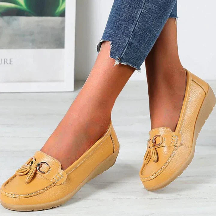 Mocasines bajos sin cordones para mujer con detalle de flecos, elegantes y cómodos para el día a día – Blanco