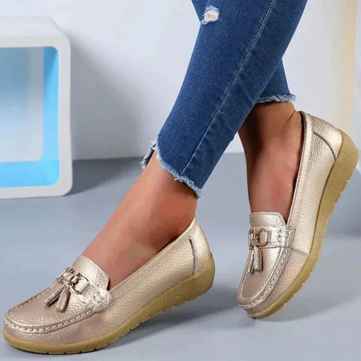 Mocasines bajos sin cordones para mujer con detalle de flecos, elegantes y cómodos para el día a día – Blanco