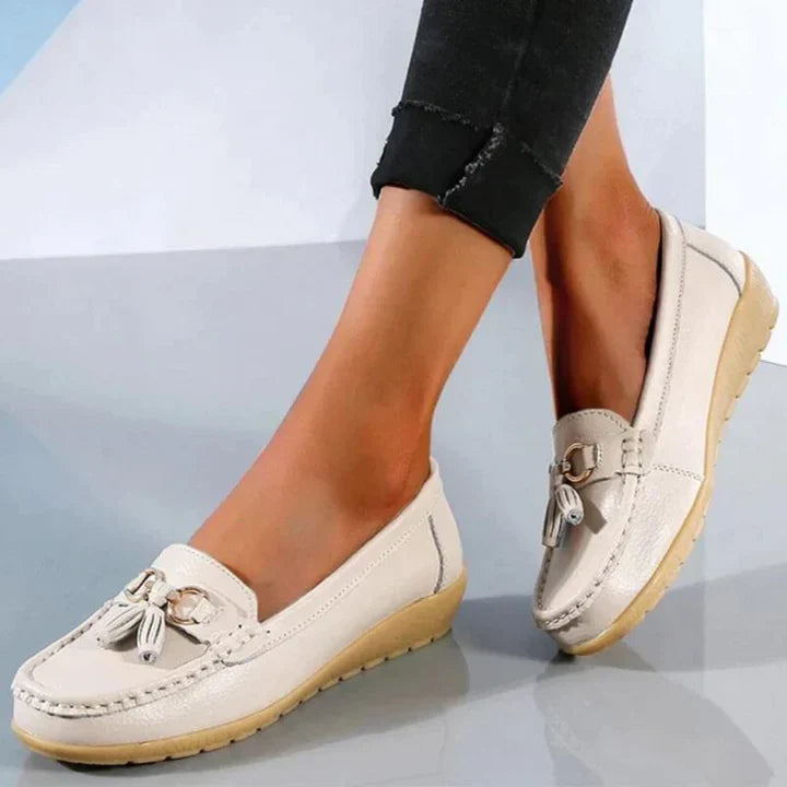 Mocasines bajos sin cordones para mujer con detalle de flecos, elegantes y cómodos para el día a día – Blanco