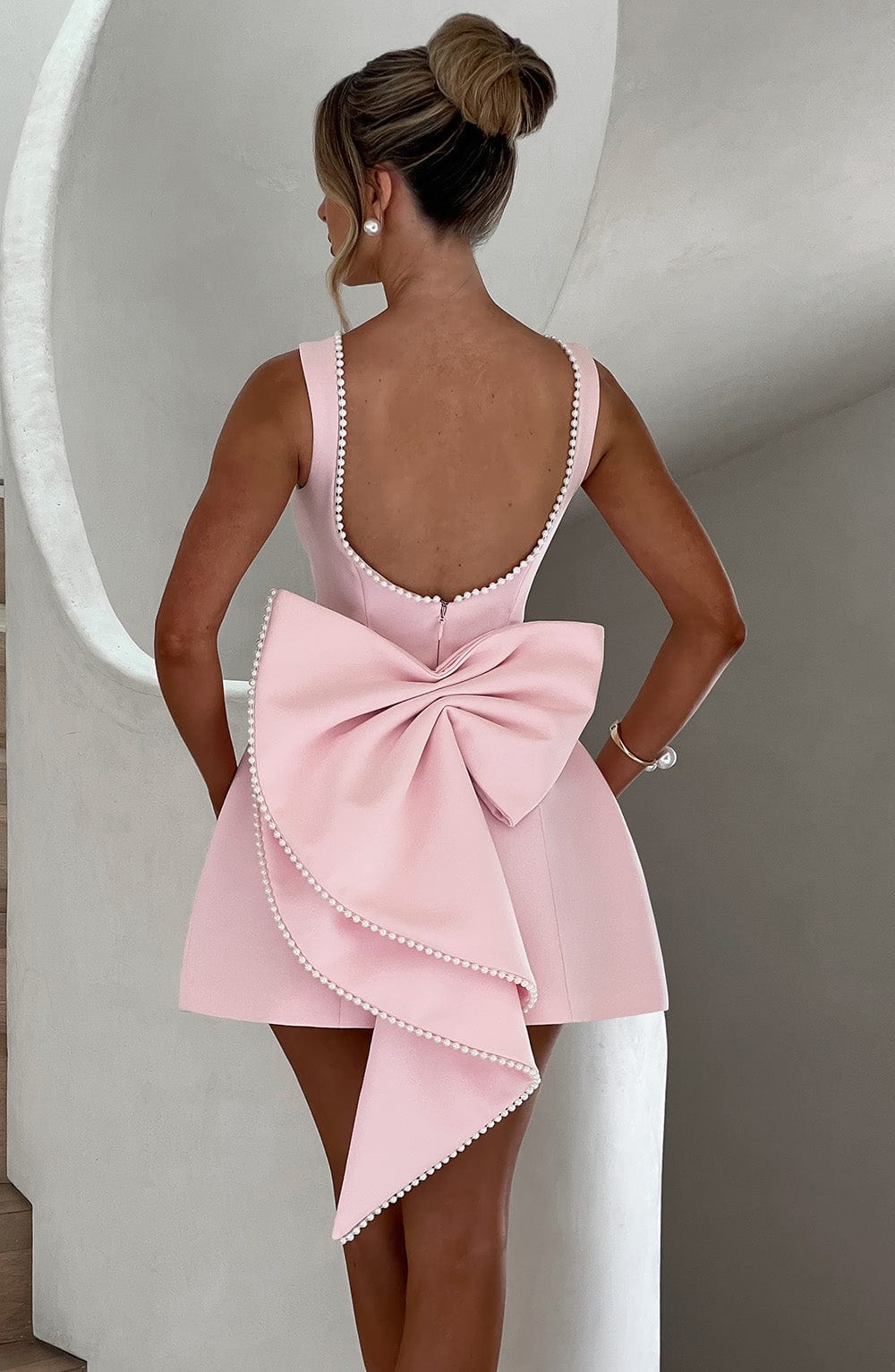 Vestido Mini de Fiesta con Espalda de Lazo Estructurado y Detalle de Perlas para Mujeres – Blush