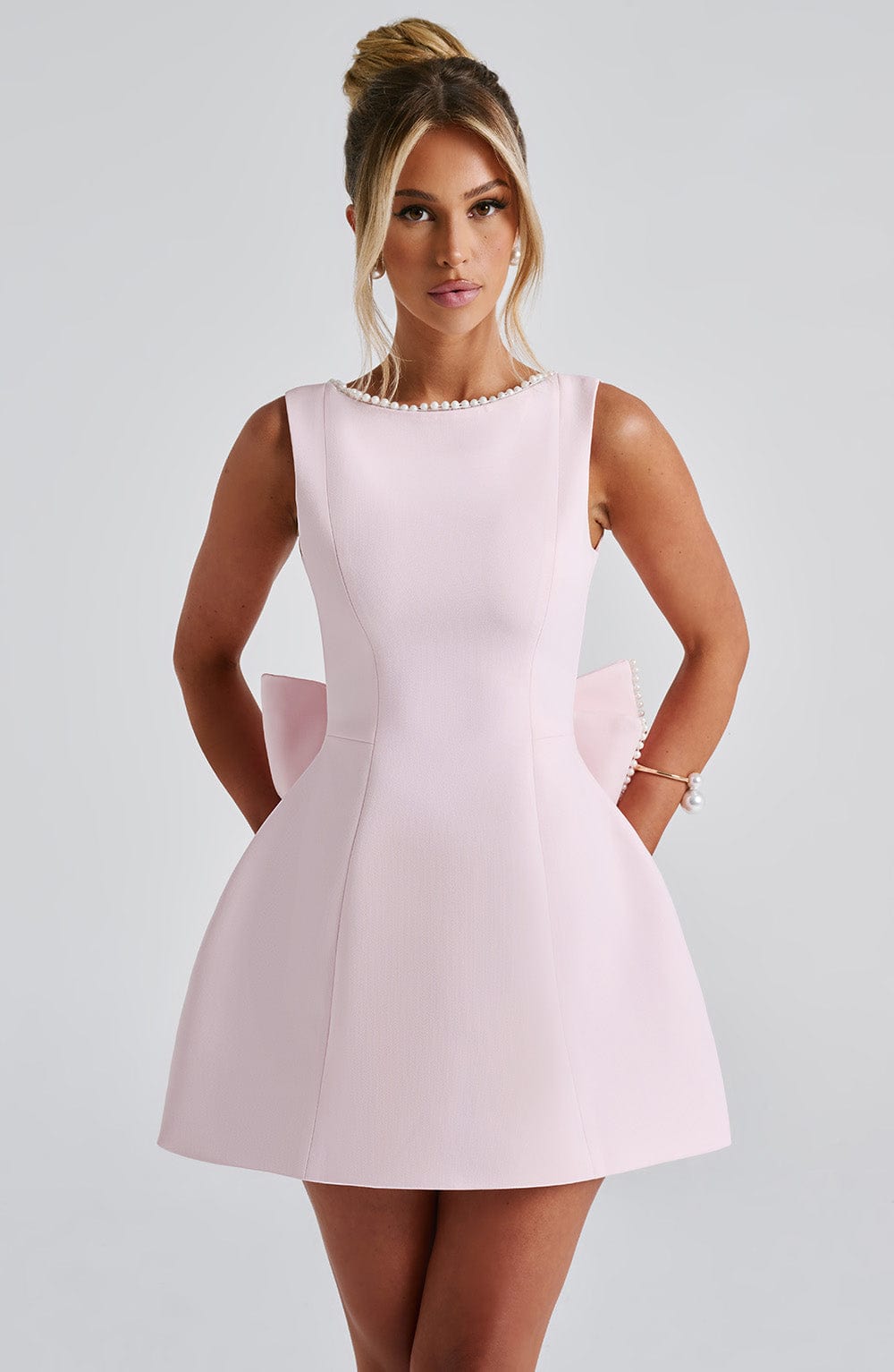 Vestido Mini de Fiesta con Espalda de Lazo Estructurado y Detalle de Perlas para Mujeres – Blush