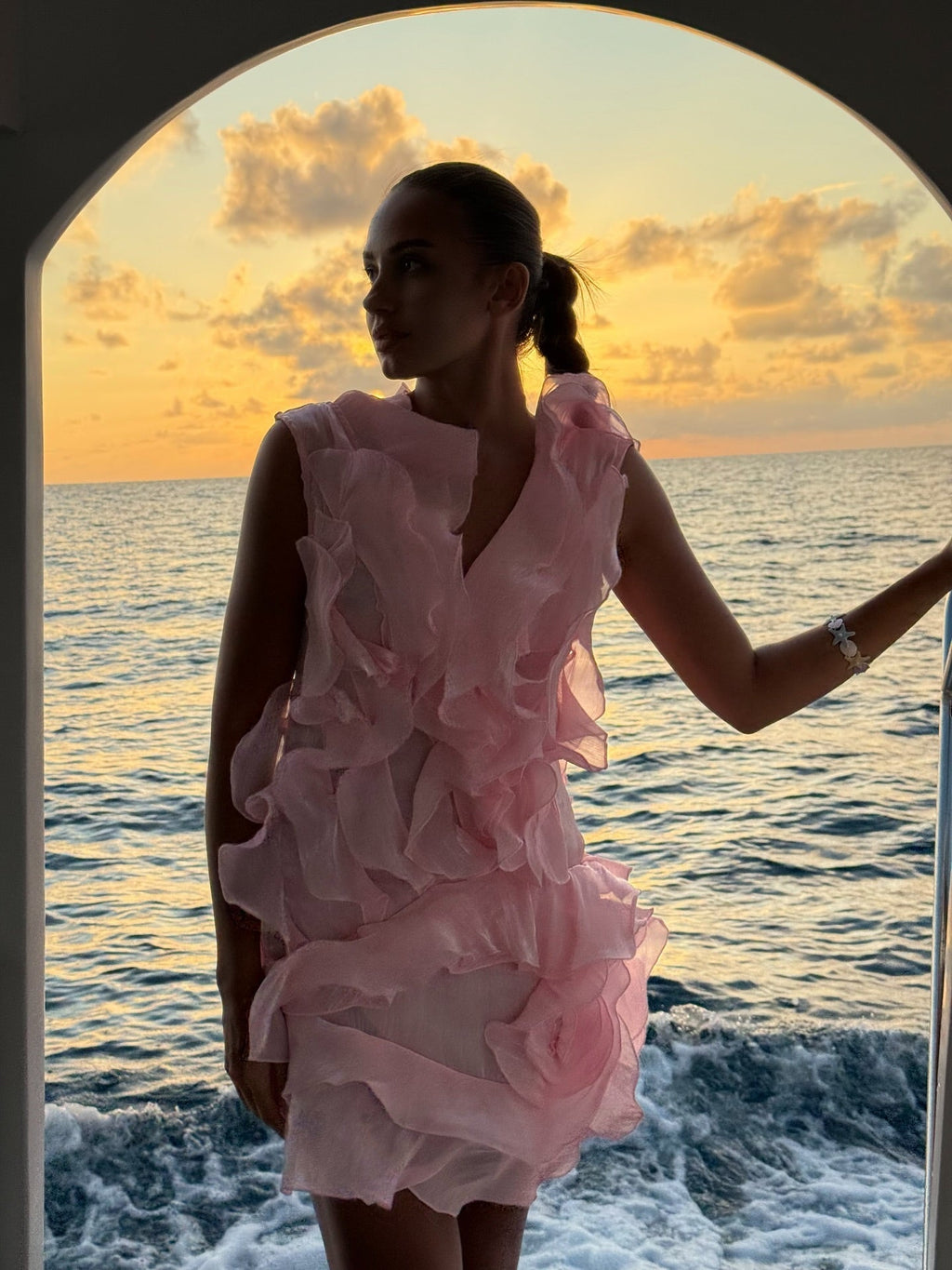 Vestido Mini Formal de Cuello en V con Volantes y Hombros Descubiertos para Mujeres – Jazlyn