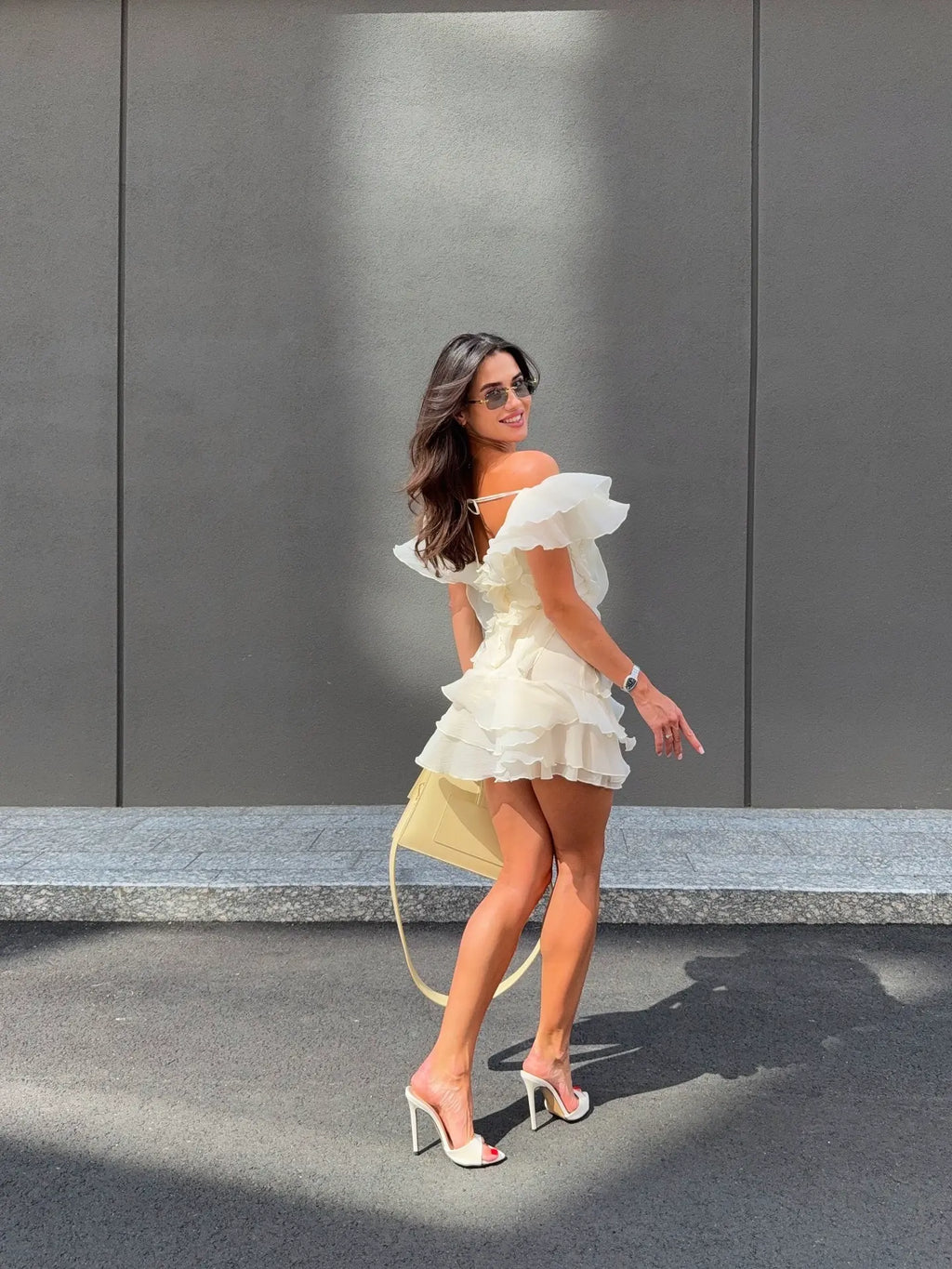 Vestido Mini Formal de Cuello en V con Volantes y Hombros Descubiertos para Mujeres – Jazlyn