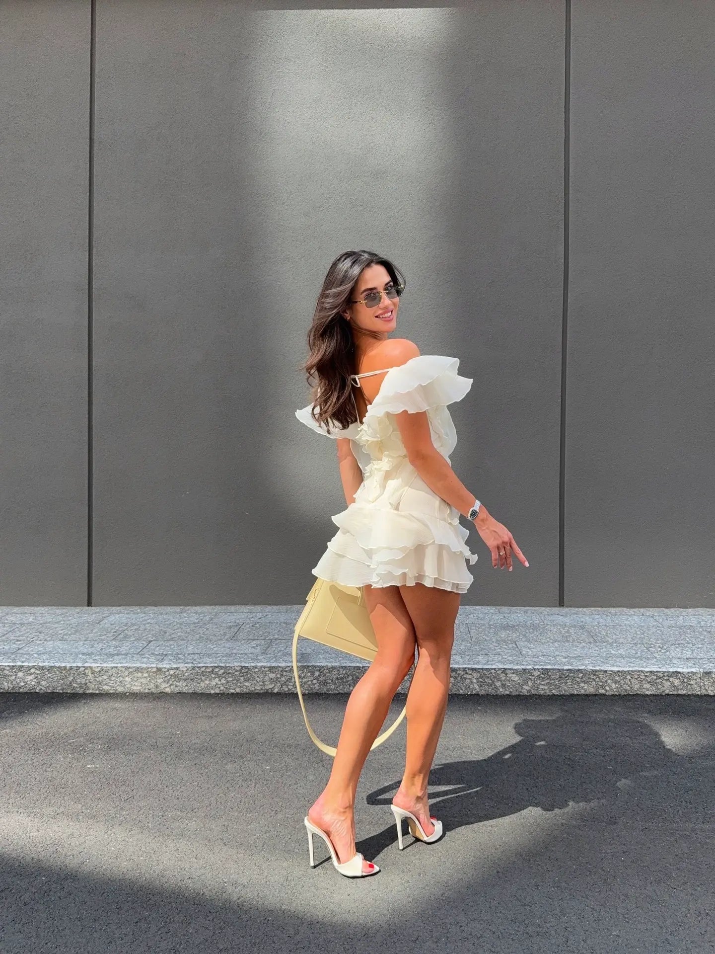 Vestido Mini Formal de Cuello en V con Volantes y Hombros Descubiertos para Mujeres – Jazlyn
