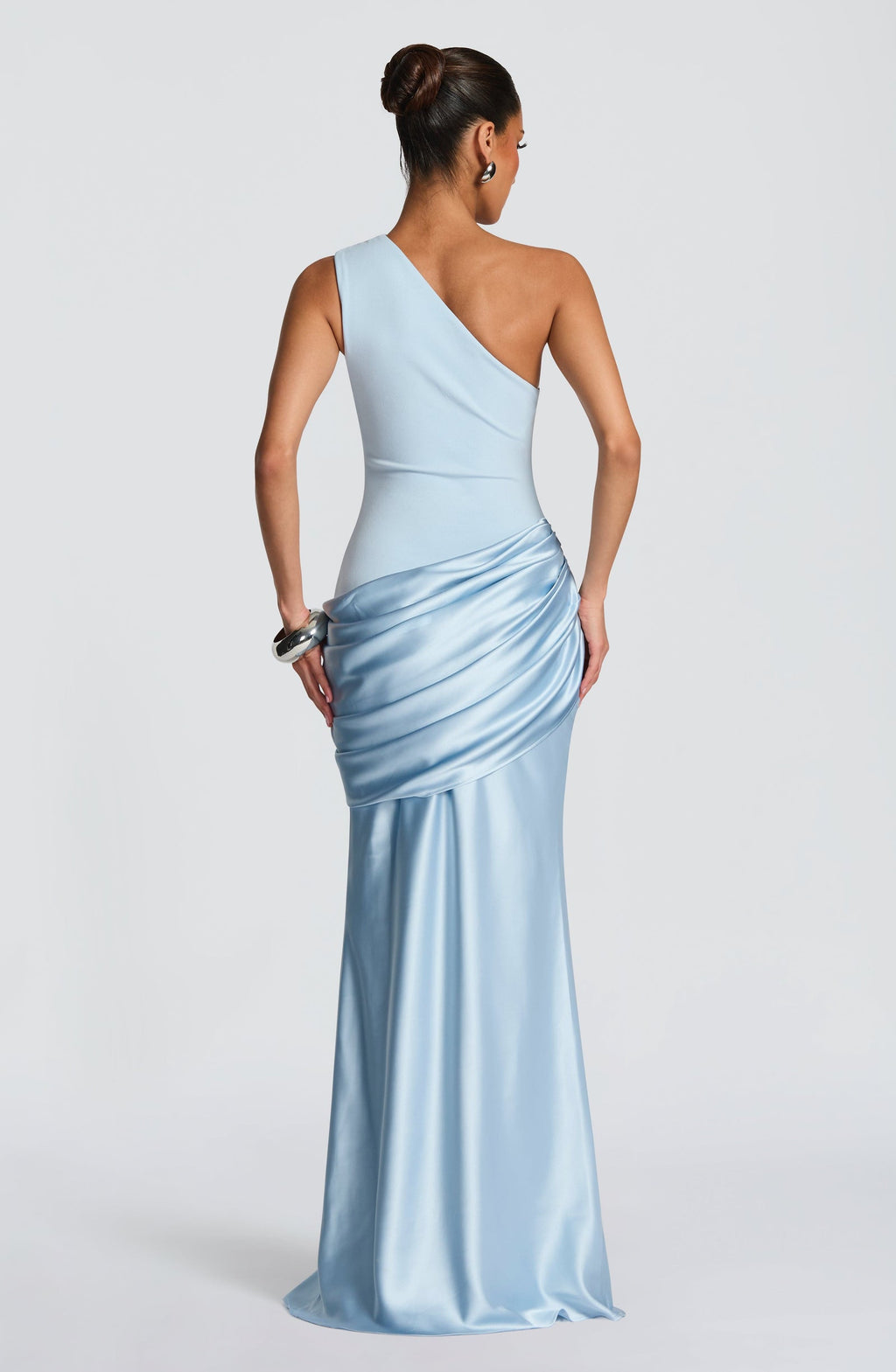Vestido Largo Elegante de Satén con Un Solo Hombro y Cuerpo de Crepé para Invitadas de Boda – Ophelia Chocolate