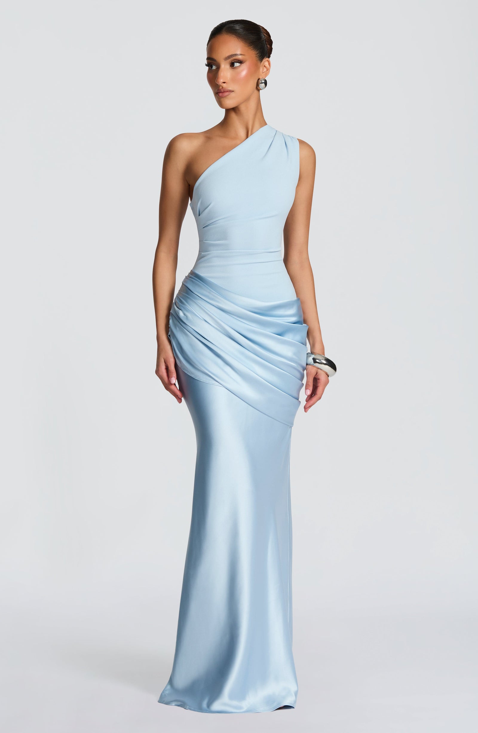 Vestido Largo Elegante de Satén con Un Solo Hombro y Cuerpo de Crepé para Invitadas de Boda – Ophelia Chocolate