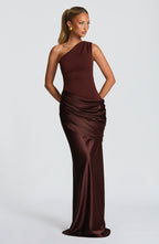 Vestido Largo Elegante de Satén con Un Solo Hombro y Cuerpo de Crepé para Invitadas de Boda – Ophelia Chocolate