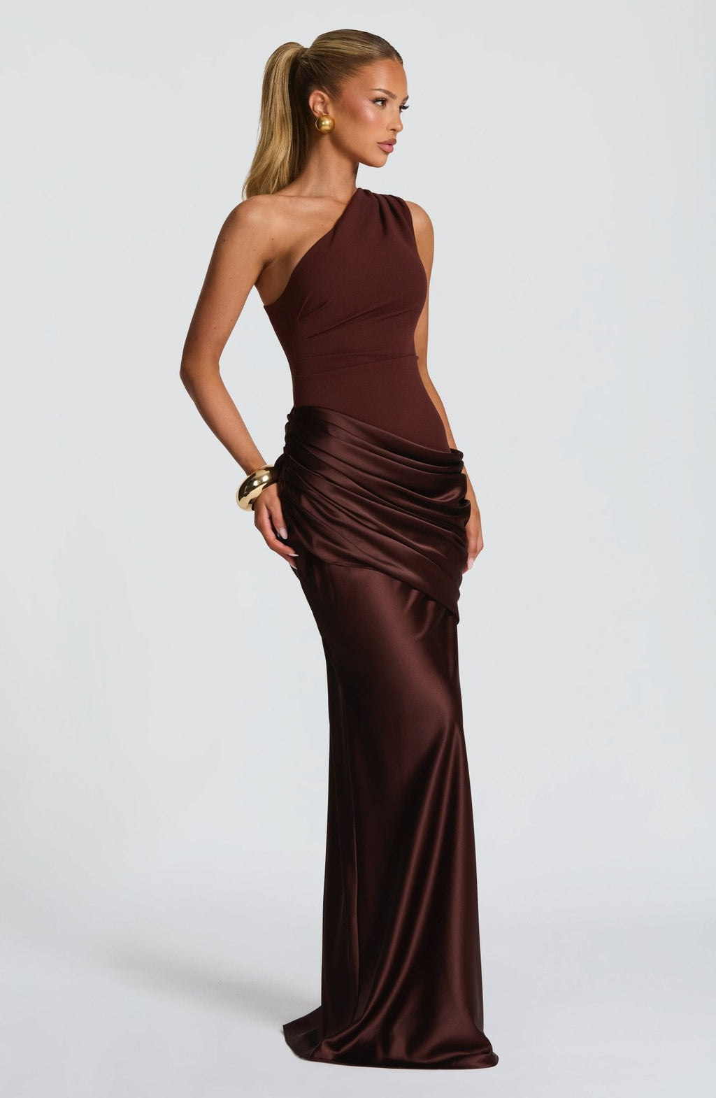 Vestido Largo Elegante de Satén con Un Solo Hombro y Cuerpo de Crepé para Invitadas de Boda – Ophelia Chocolate