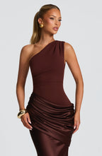 Vestido Largo Elegante de Satén con Un Solo Hombro y Cuerpo de Crepé para Invitadas de Boda – Ophelia Chocolate