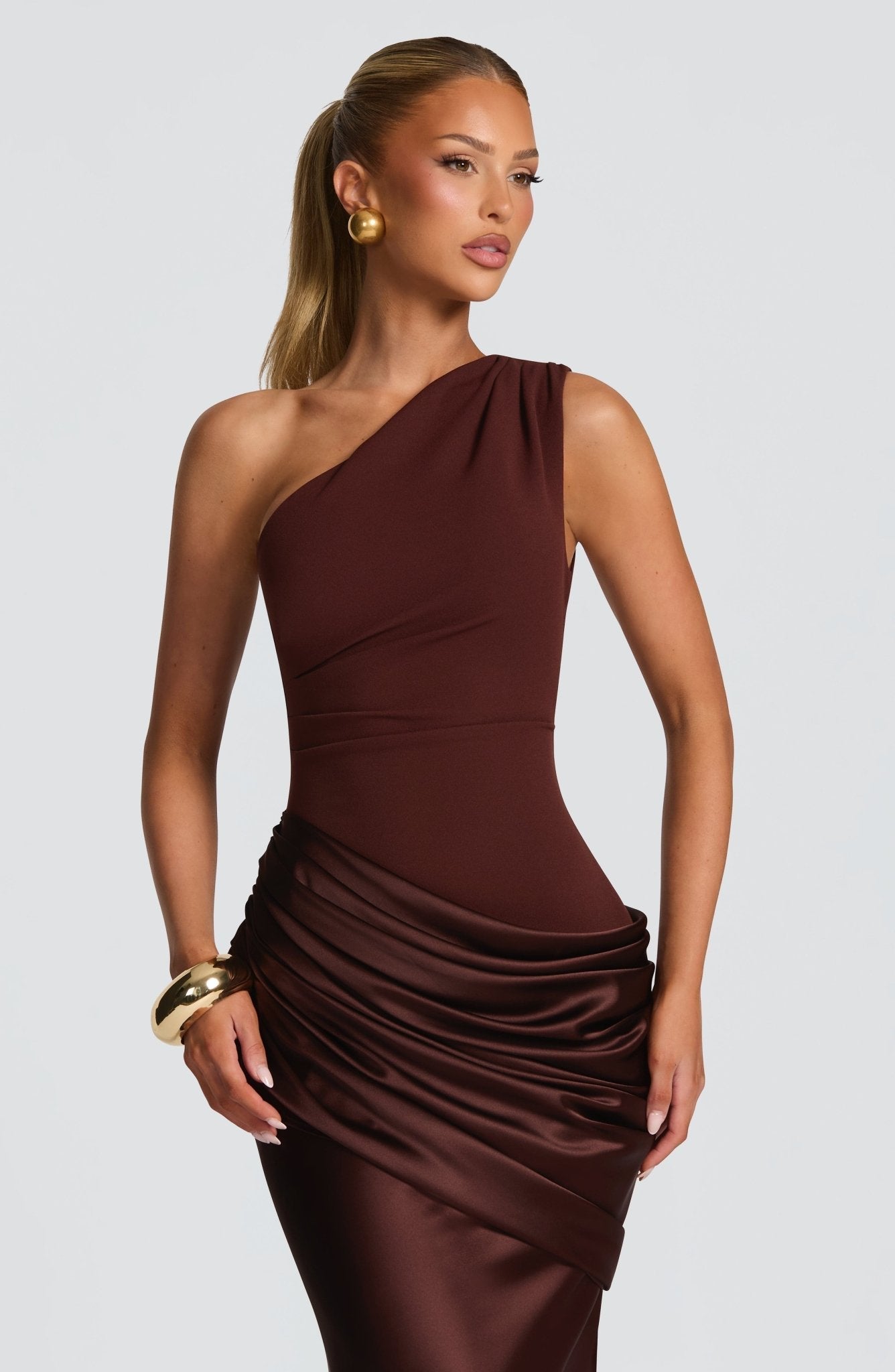 Vestido Largo Elegante de Satén con Un Solo Hombro y Cuerpo de Crepé para Invitadas de Boda – Ophelia Chocolate