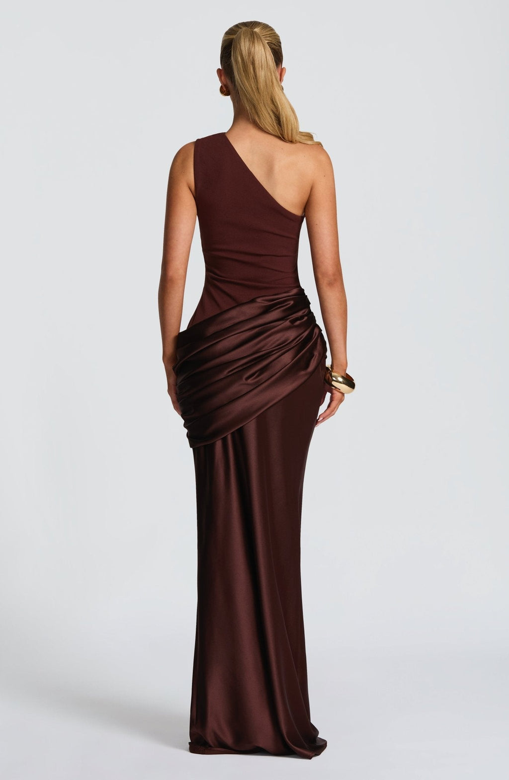 Vestido Largo Elegante de Satén con Un Solo Hombro y Cuerpo de Crepé para Invitadas de Boda – Ophelia Chocolate