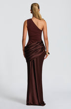 Vestido Largo Elegante de Satén con Un Solo Hombro y Cuerpo de Crepé para Invitadas de Boda – Ophelia Chocolate