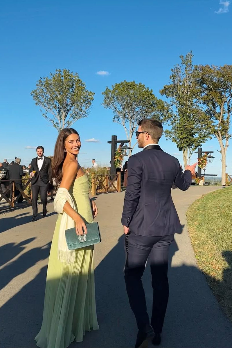 Vestido Largo Sin Tirantes con Cintura Caída para Invitadas a Bodas, Fiestas en Jardín, Ceremonias y Galas de Verano – Skyla Verde Salvia