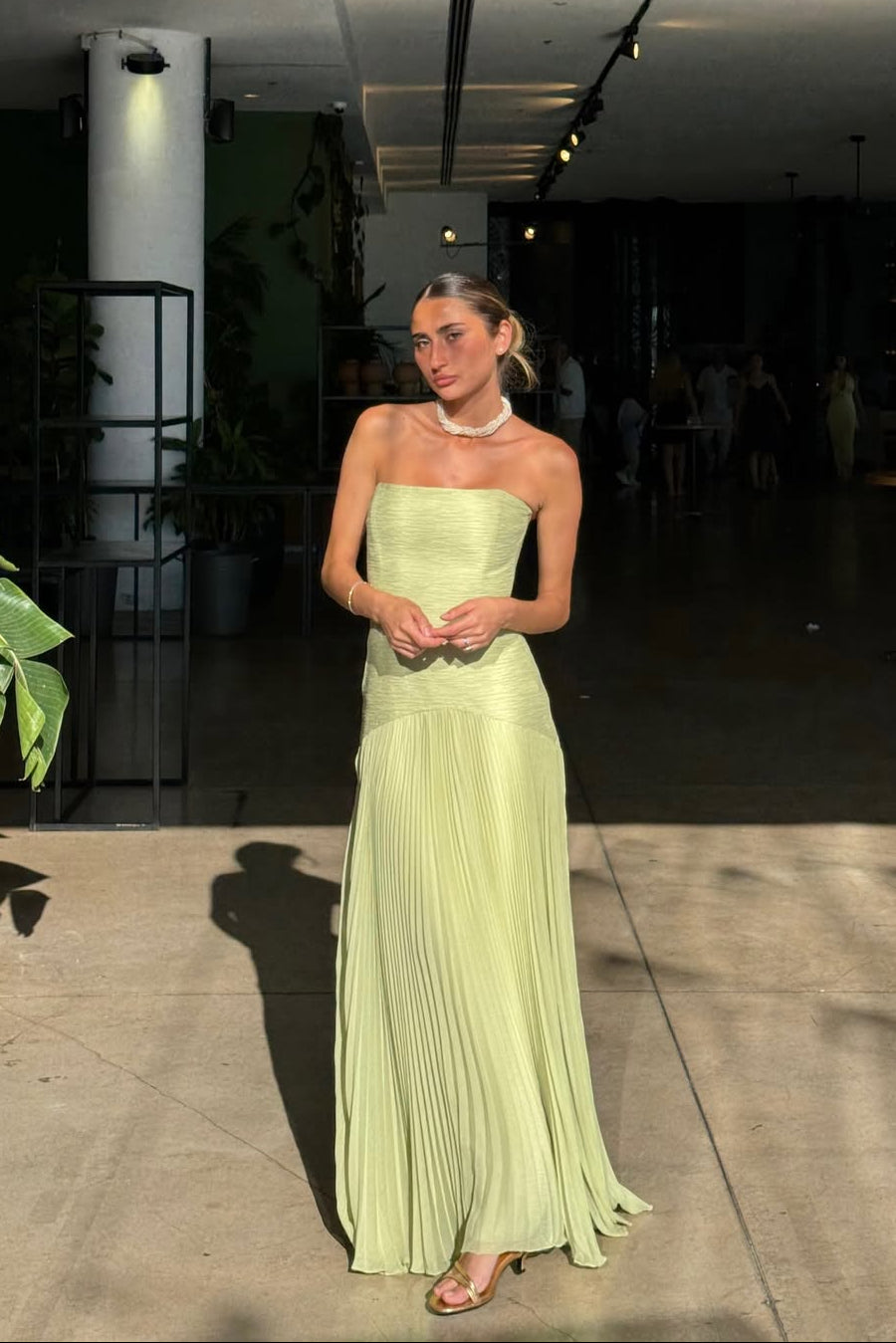 Vestido Largo Sin Tirantes con Cintura Caída para Invitadas a Bodas, Fiestas en Jardín, Ceremonias y Galas de Verano – Skyla Verde Salvia
