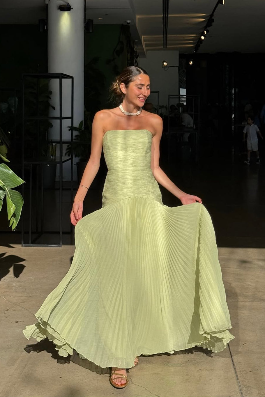 Vestido Largo Sin Tirantes con Cintura Caída para Invitadas a Bodas, Fiestas en Jardín, Ceremonias y Galas de Verano – Skyla Verde Salvia