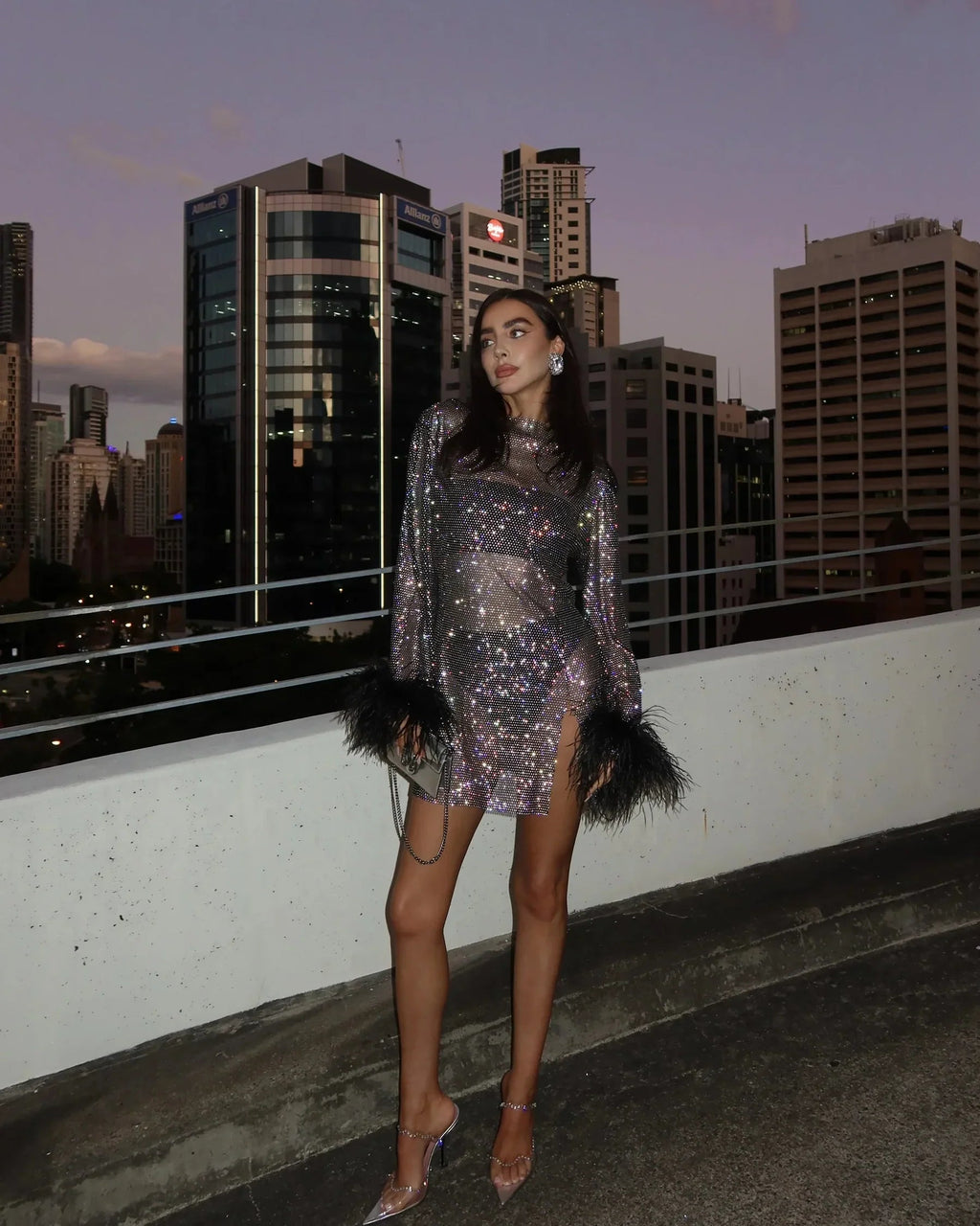 Vestido Mini de Manga Larga con Puños de Plumas Brillantes para Mujeres – Mayra