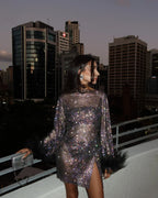 Vestido Mini de Manga Larga con Puños de Plumas Brillantes para Mujeres – Mayra